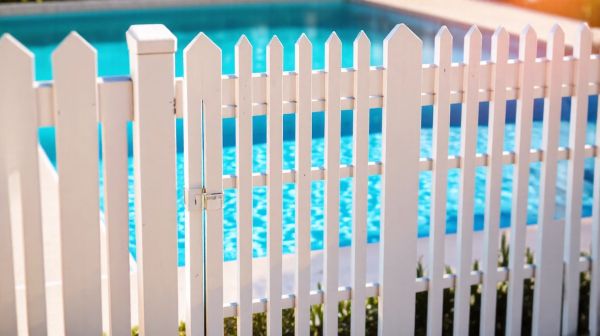Les meilleures options de volets de piscine pour votre sécurité aquatique